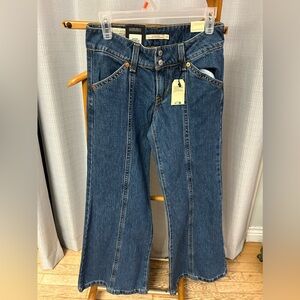 New with tags- LEVI'S Brand - style NOUGHTIES BELL - size 27w x 32L